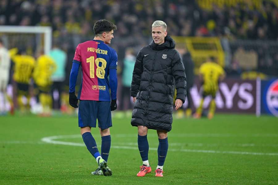 Pau Victor und Dani Olmo gemeinsam auf dem Spielfeld.