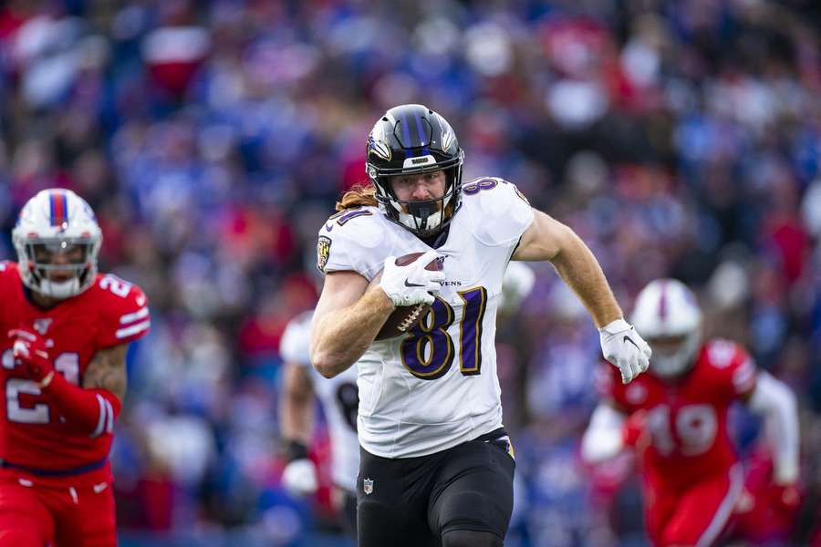 Hayden Hurst is onderweg naar een legendarische touchdown in Buffalo namens de Ravens
