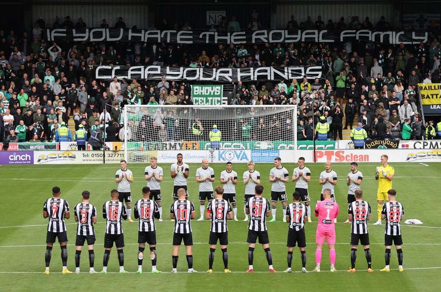 Torcida do Celtic exibindo banners anti-monarquia em St Mirren