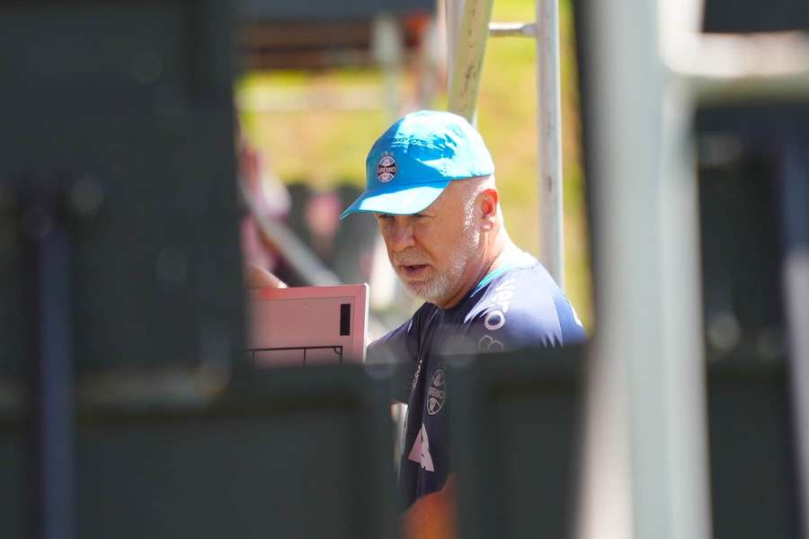 Mano Menezes durante treinamento do Grêmio