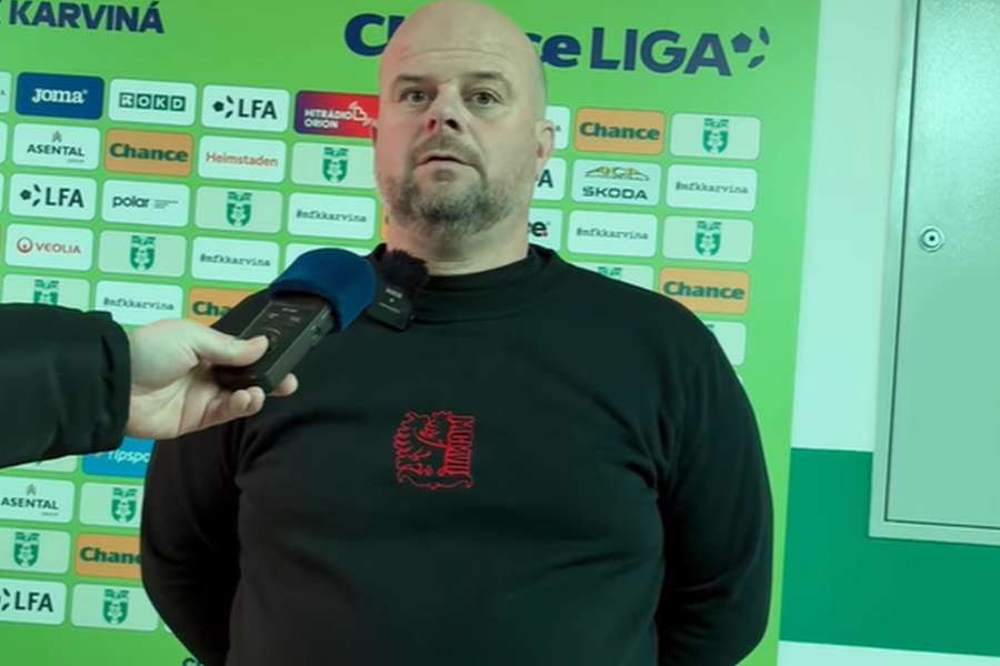 Trenér SFC Opava Roman Nádvorník. Trenér SFC Opava Roman Nádvorník.