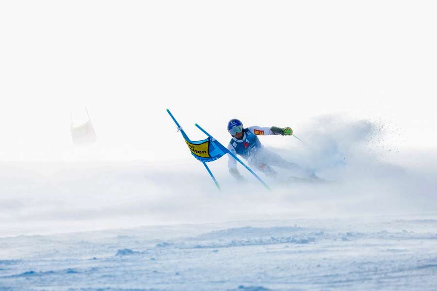 På grund af stærk vind gik sæsonstarten i den alpine ski-verdensmesterskab ikke helt glat.