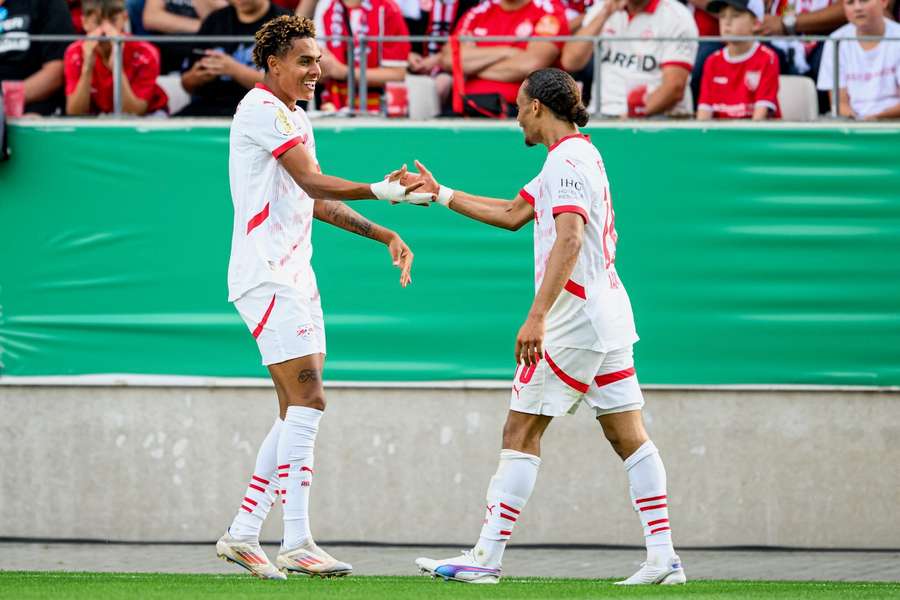 Antonio Nusa (l.) hat bei RB Leipzig einen Einstand nach Maß gefeiert.