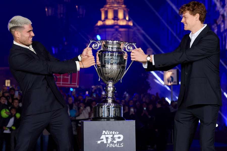 Carlos Alcaraz a Jannik Sinner se na Turnaji mistrů porvou o post světové jedničky. Carlos Alcaraz a Jannik Sinner se na Turnaji mistrů porvou o post světové jedničky.