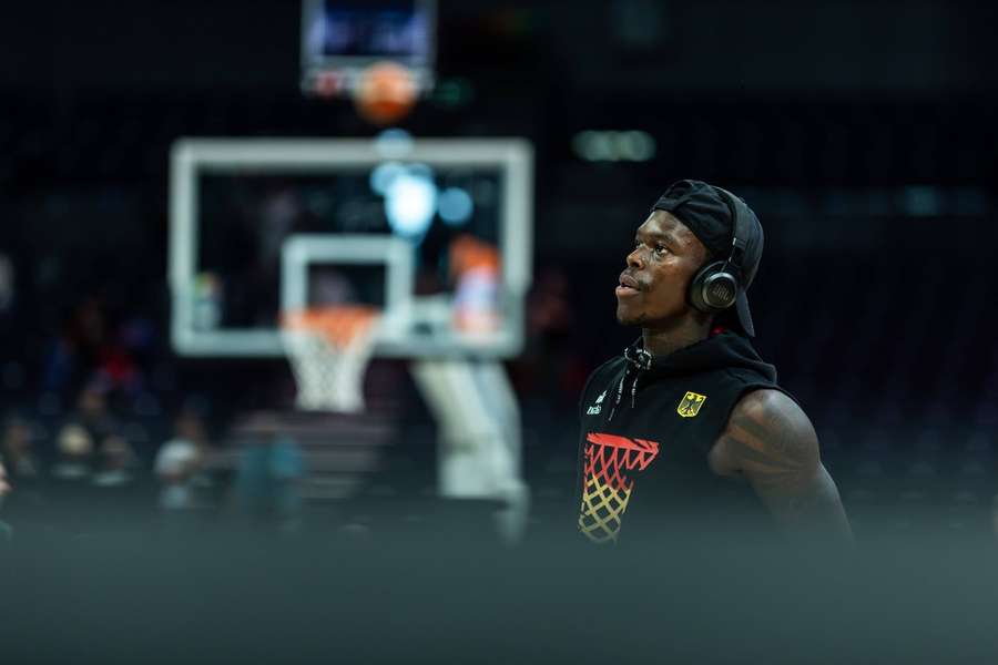 Dennis Schröder antes do jogo com a Lituânia