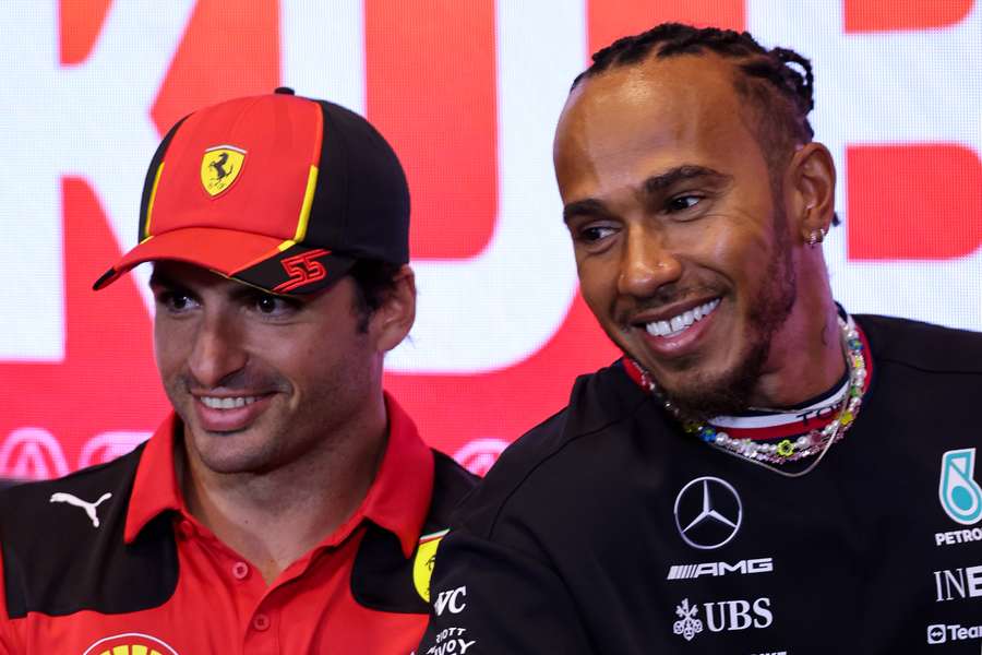 Carlos Sainz e Lewis Hamilton