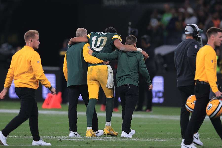 Jordan Love se lesionou no fim do duelo e precisou deixar o campo carregado pelo staff dos Packers