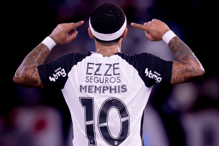 Memphis Depay vai continuar no Corinthians