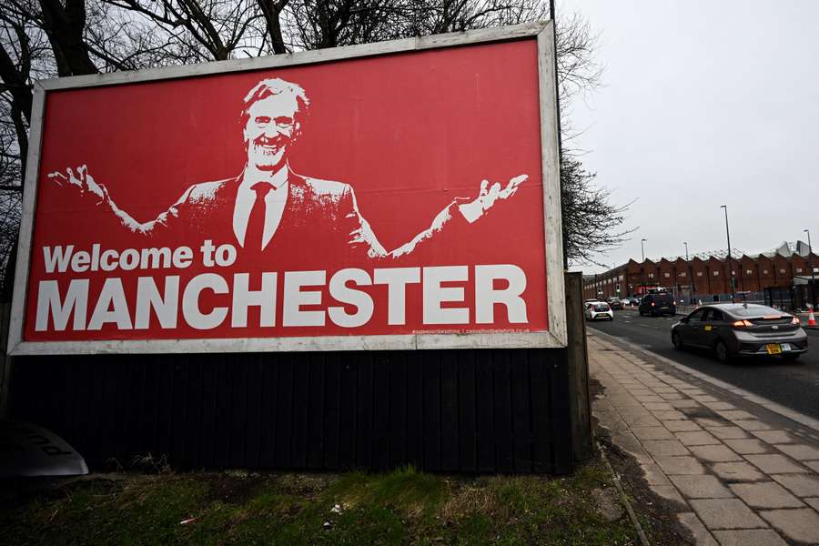 Et fotografi taget den 4. februar 2024 viser et billboard med INEOS' bestyrelsesformand og Manchester United-aktionær Sir Jim Ratcliffe.