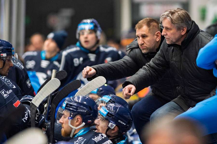 Václav Pletka (vlevo) a Josef Jandač na střídačce Plzně.