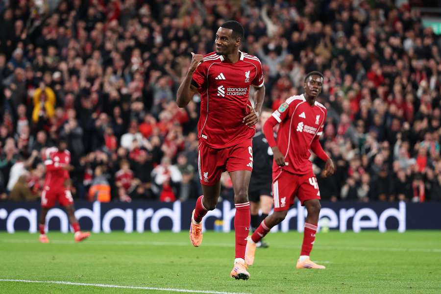 Isak celebra su primer gol con el Liverpool