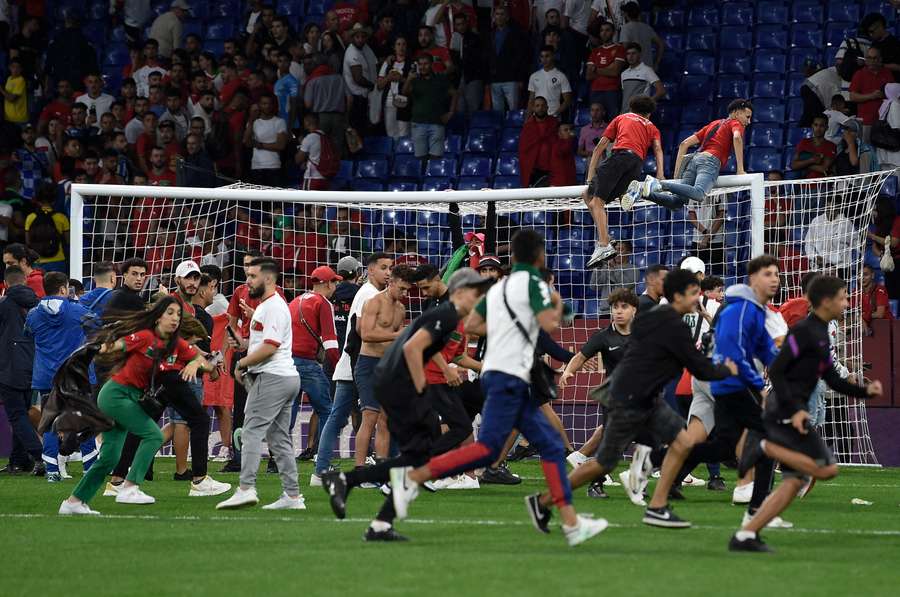 Aficionados de Marruecos invaden el césped del estadio del Espanyol tras el partido ante Chile