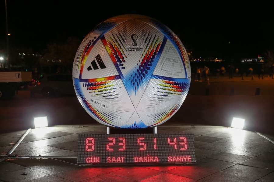 Der "Al Rihla" ist der aktuelle Ball zur WM 2022, hier ausgestellt in Istanbul.