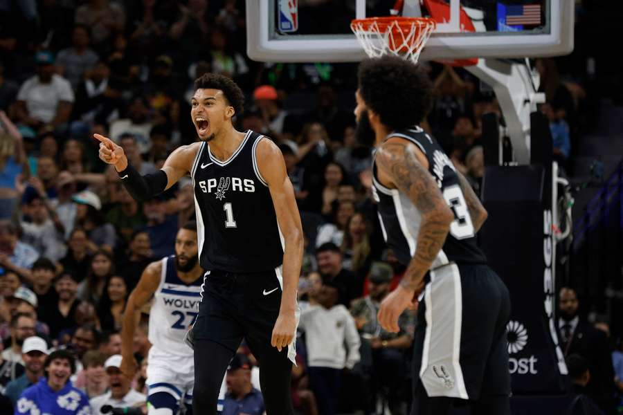 Spurs przegrywają z Jazz pod nieobecność Sochana. Świetny mecz Wembanyamy