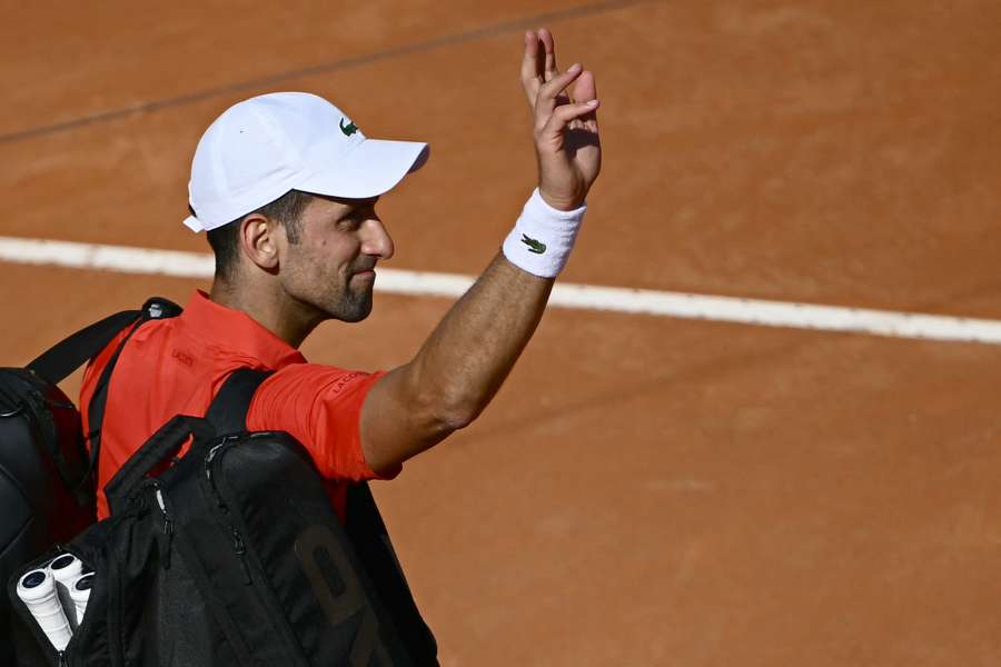 Novak Djokovic legt auf dem nach Frankreich einen Zwischenstopp in der Schweiz ein.