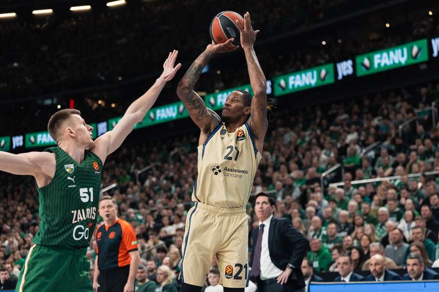 Will Clyburn lanza a canasta ante Arnas Butkevicius