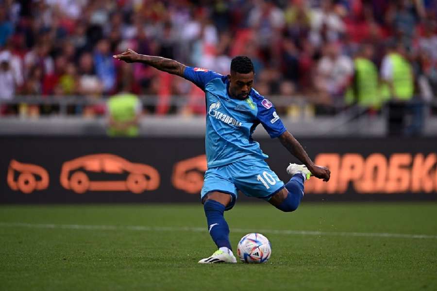 Malcom neemt een penalty voor Zenit tijdens de Super Cup tegen CSKA Moskou