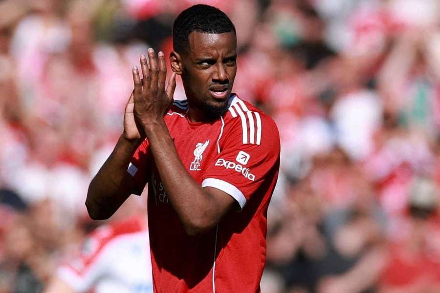 Alexander Isak z Liverpoolu dziękuje fanom, schodząc z boiska po zmianie