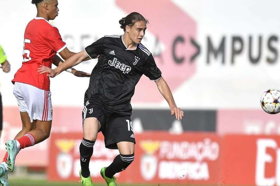 Kenan Yildiz em ação contra o Benfica