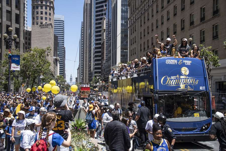 Šampionům NBA aplaudovaly na Market Street davy fanoušků.