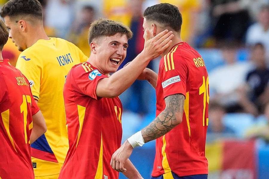 Jauregizar y Roberto, autores de los goles de España, entraron desde el banquillo