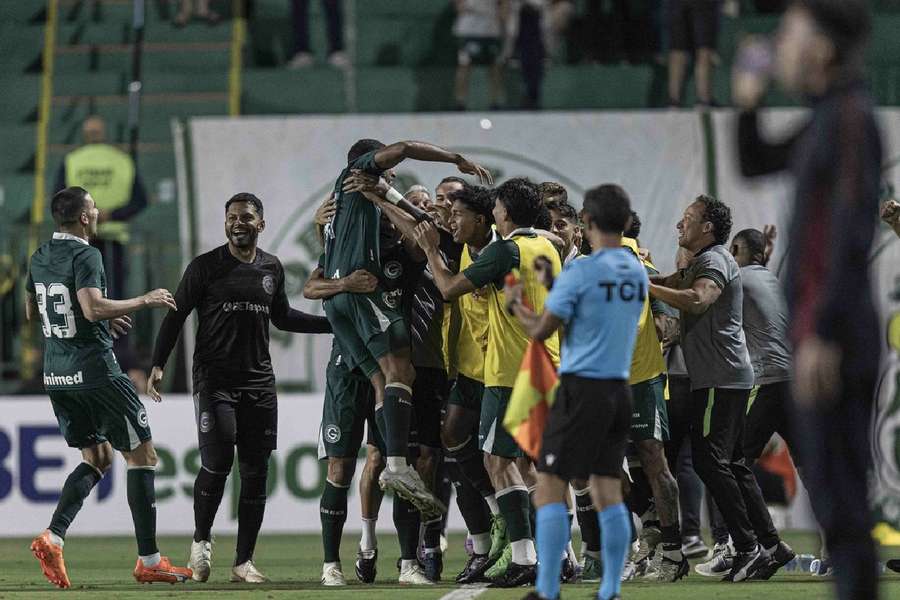 Goiás não deu chances para o Avaí jogando na Serrinha