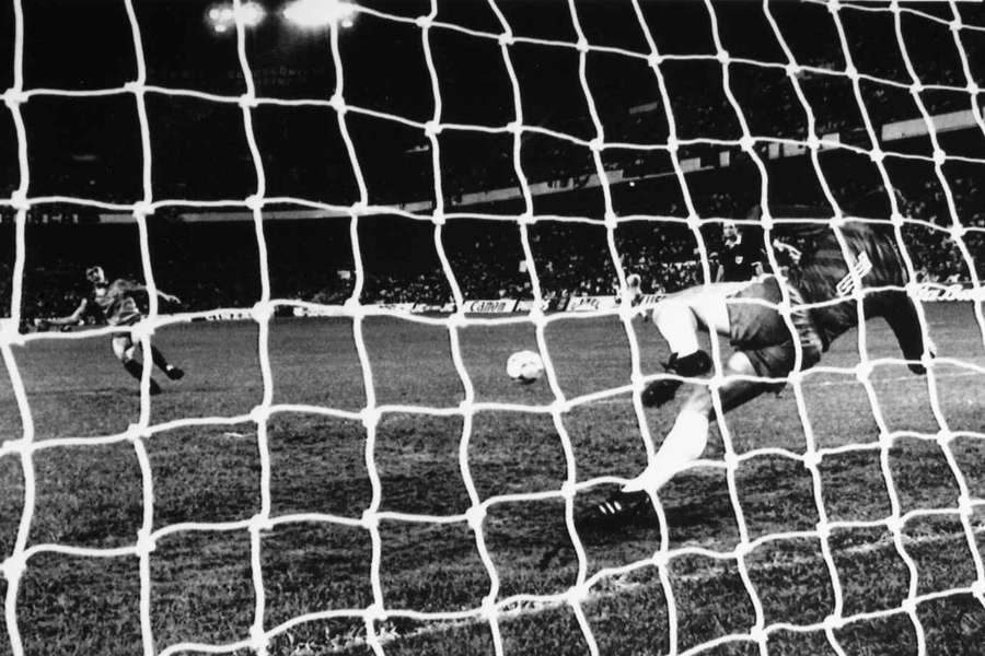 Helmuth Duckadam apără un penalty în finala de la Sevilla