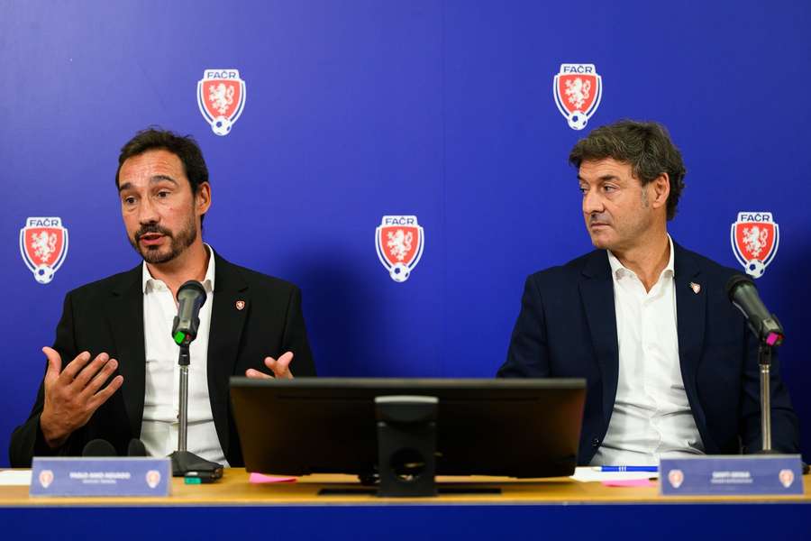 Pablo Amo (vlevo) a Santi Denia na tiskové konferenci. Pablo Amo (vlevo) a Santi Denia na tiskové konferenci.