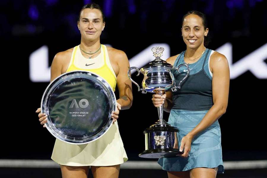 Madison Keysová (vpravo) s trofejí za triumf na Australian Open