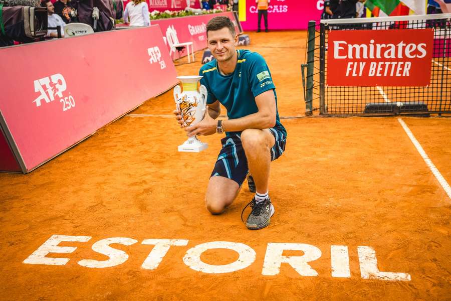 Hurkacz z trofeum za triumf w Estoril