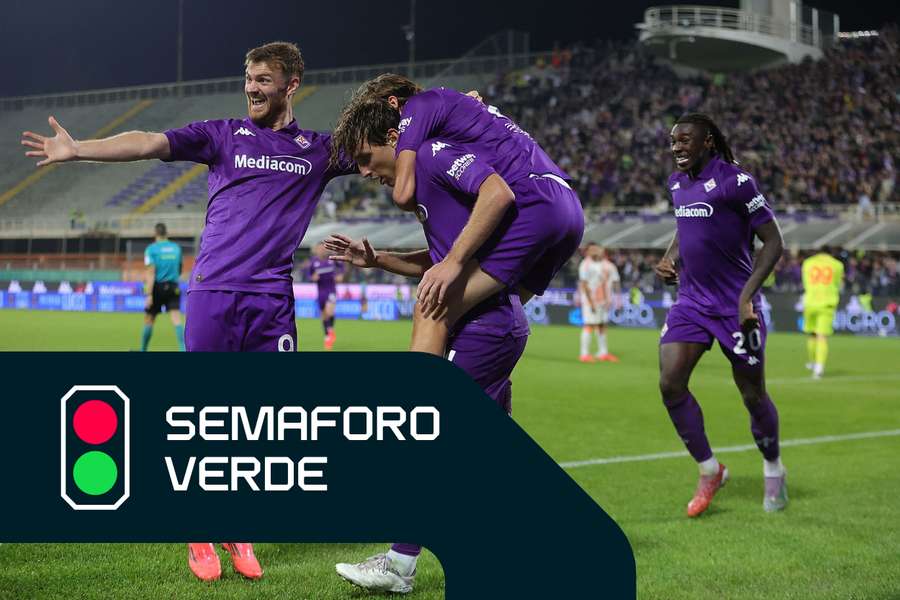 Giocatori viola festeggiano il momentaneo 4-1