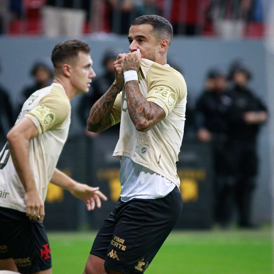 Philippe Coutinho abriu o placar no começo do clássico Philippe Coutinho abriu o placar no começo do clássico