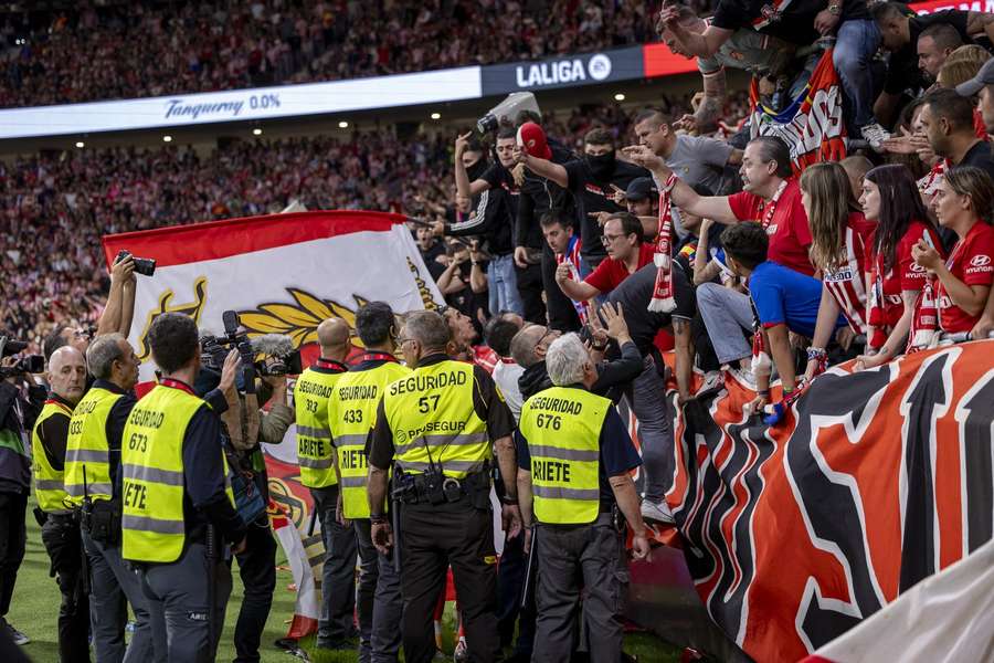 Ânimos estiveram exaltados no estádio do Atleti durante clássico madrilenho