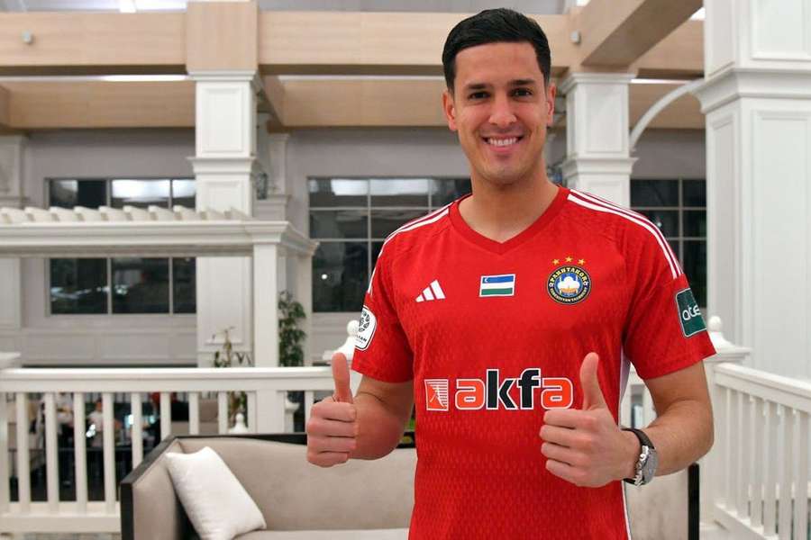 Jhonatan Luiz já com a camisola do Pakhtakor Tashkent