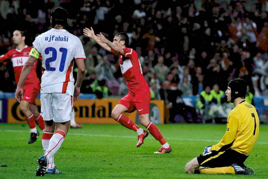 Brankář Petr Čech ví, že je zle. Zápas s Tureckem v roce 2008.