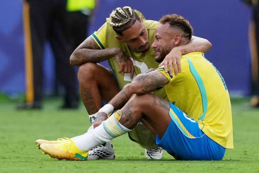 Brazilská hvězda Neymar v slzách. Brazilská hvězda Neymar v slzách.