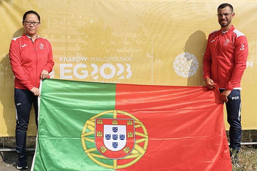 Fu Yu e Fernando Pimenta com a bandeira de Portugal