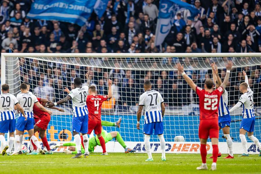 Hertha's players appeal for an offside flag that did not come after Leipzig's winner in Berlin