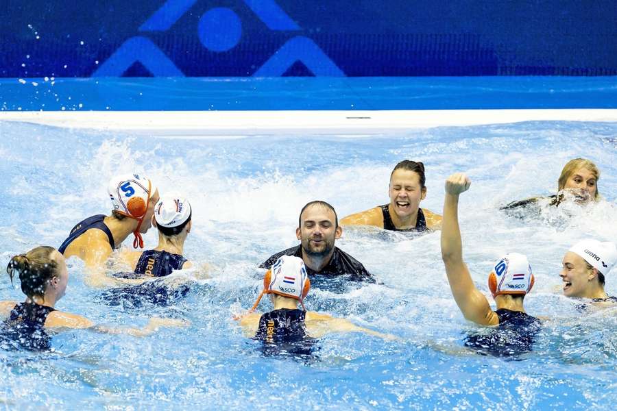 Bondscoach Evangelos Doudesis in het middelpunt na het behalen van de WK-titel