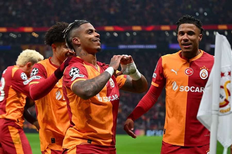 Os festejos de Mario Lemina, autor do golo da vitória do Galatasaray