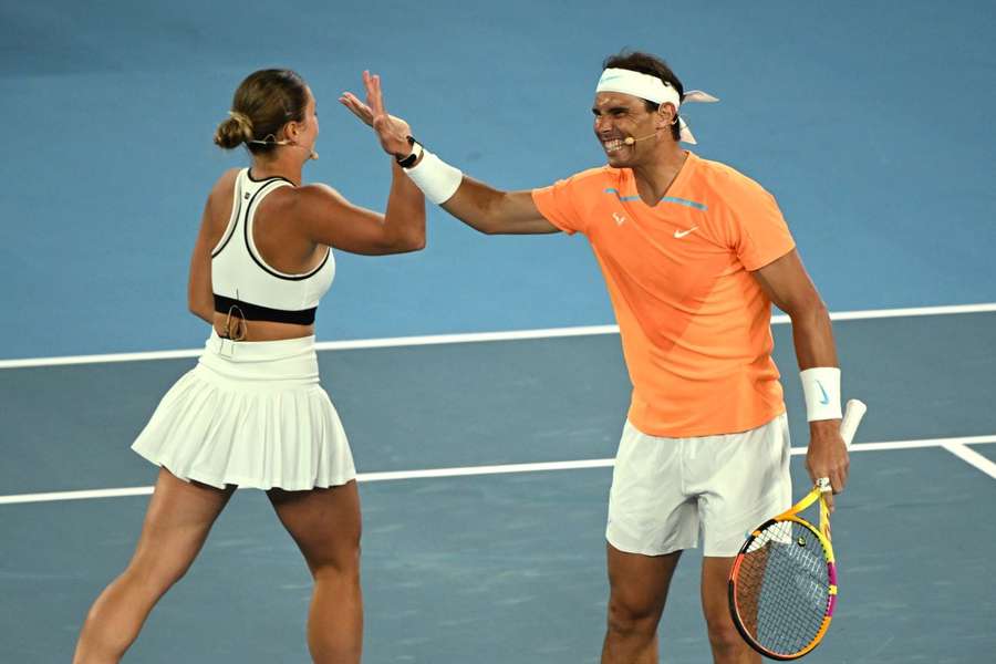 Nadal alaturi de Marta Kostyuk in timpul unui meci caritabil