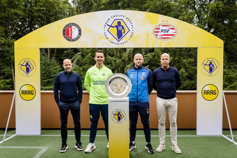 V.l.n.r.: Peter Bosz, Luuk de Jong, Gernot Trauner en Arno Slot voor de persconferentie voor de Johan Cruijff Schaal