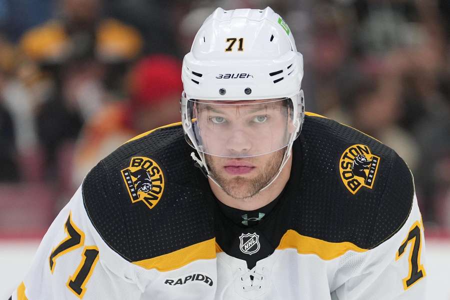 Taylor Hall odehrál v minulé sezoně za Boston 61 zápasů s bilancí 16+20.