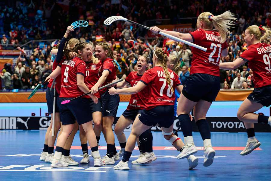 Radost českých florbalistek. Radost českých florbalistek.