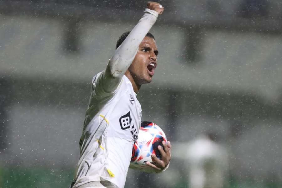 Enzo Monteiro foi o grande nome da estreia do Santos na Copinha