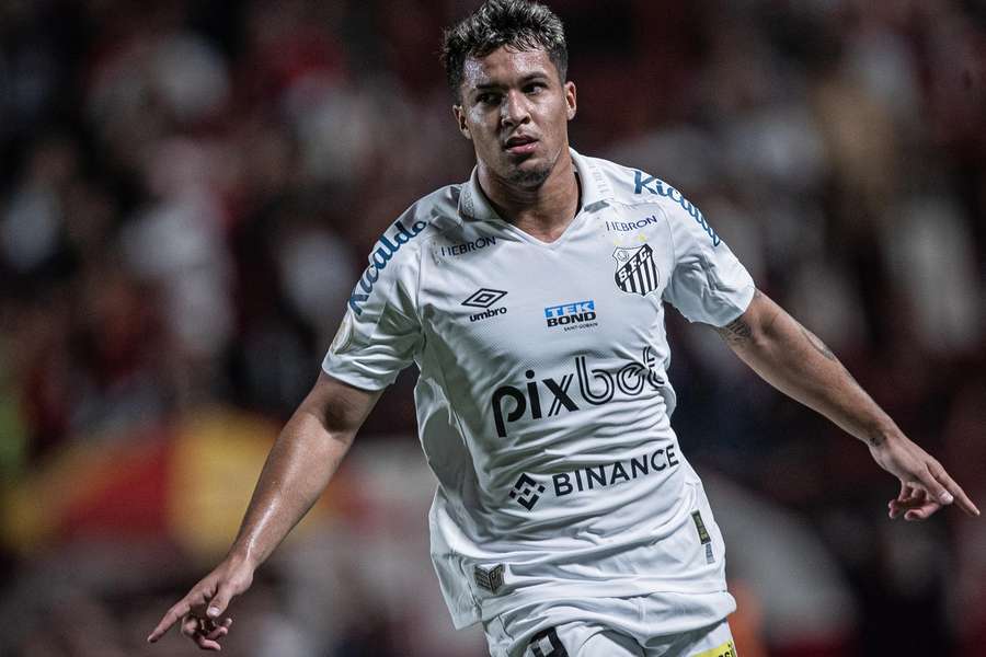 Santos bate Atlético-GO, afunda rival e sonha com Libertadores