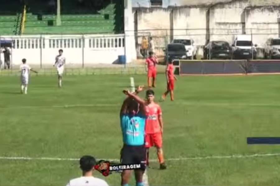 O momento em que Marco Nunes fez o sinal do protocolo antirracismo da FIFA