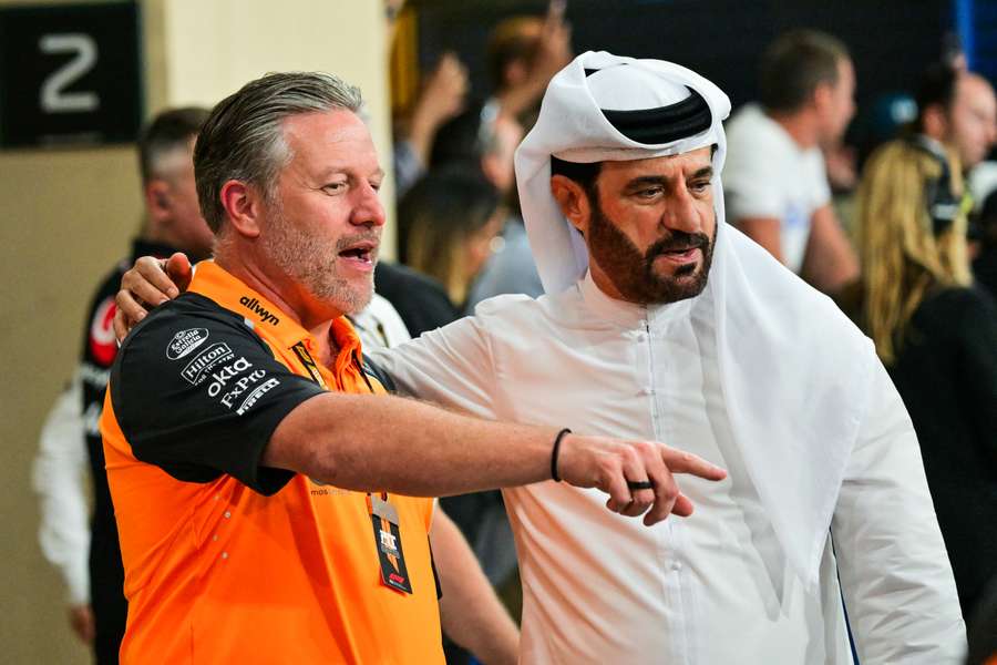 Directorul McLaren, Zak Brown, și președintele FIA Mohammed Ben Sulayem