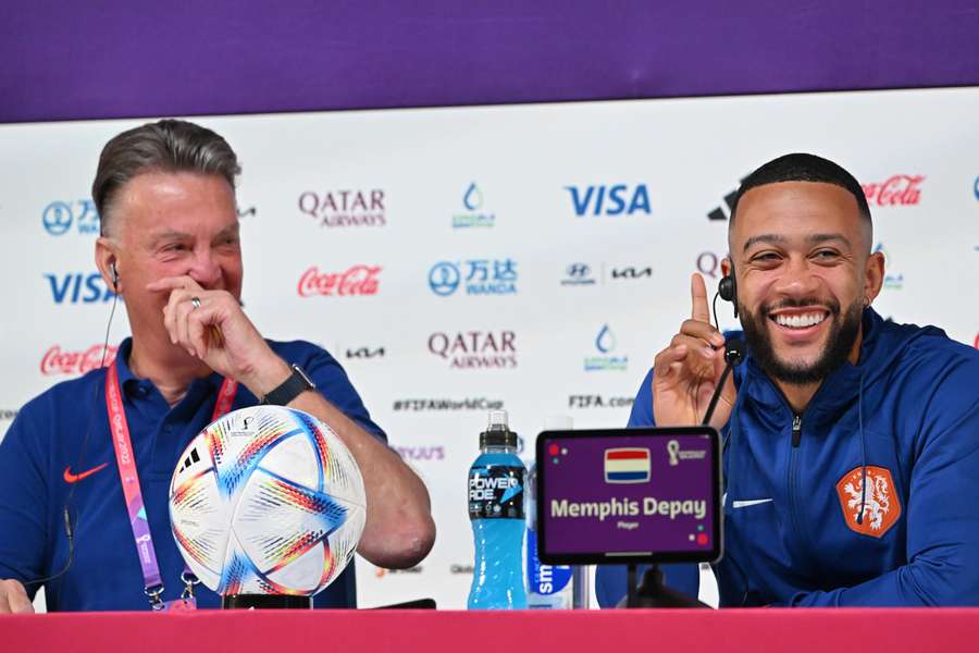 Sie hatten sichtlich Spaß auf der Pressekonferenz vor dem WM-Viertelfinale gegen Argentinien: Louis van Gaal (l.) und Memphis Depay.