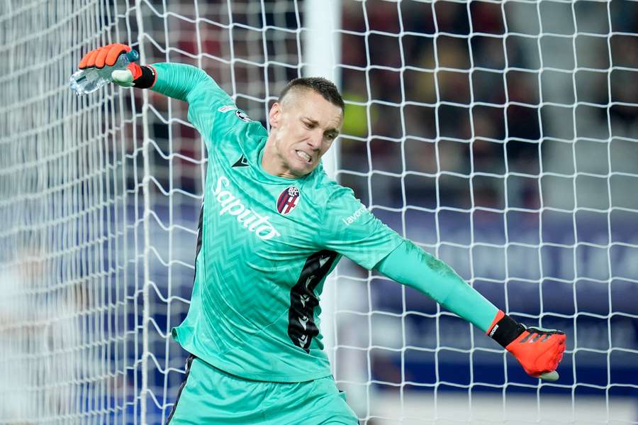 Skorupski, portero del Bolonia, lamentándose